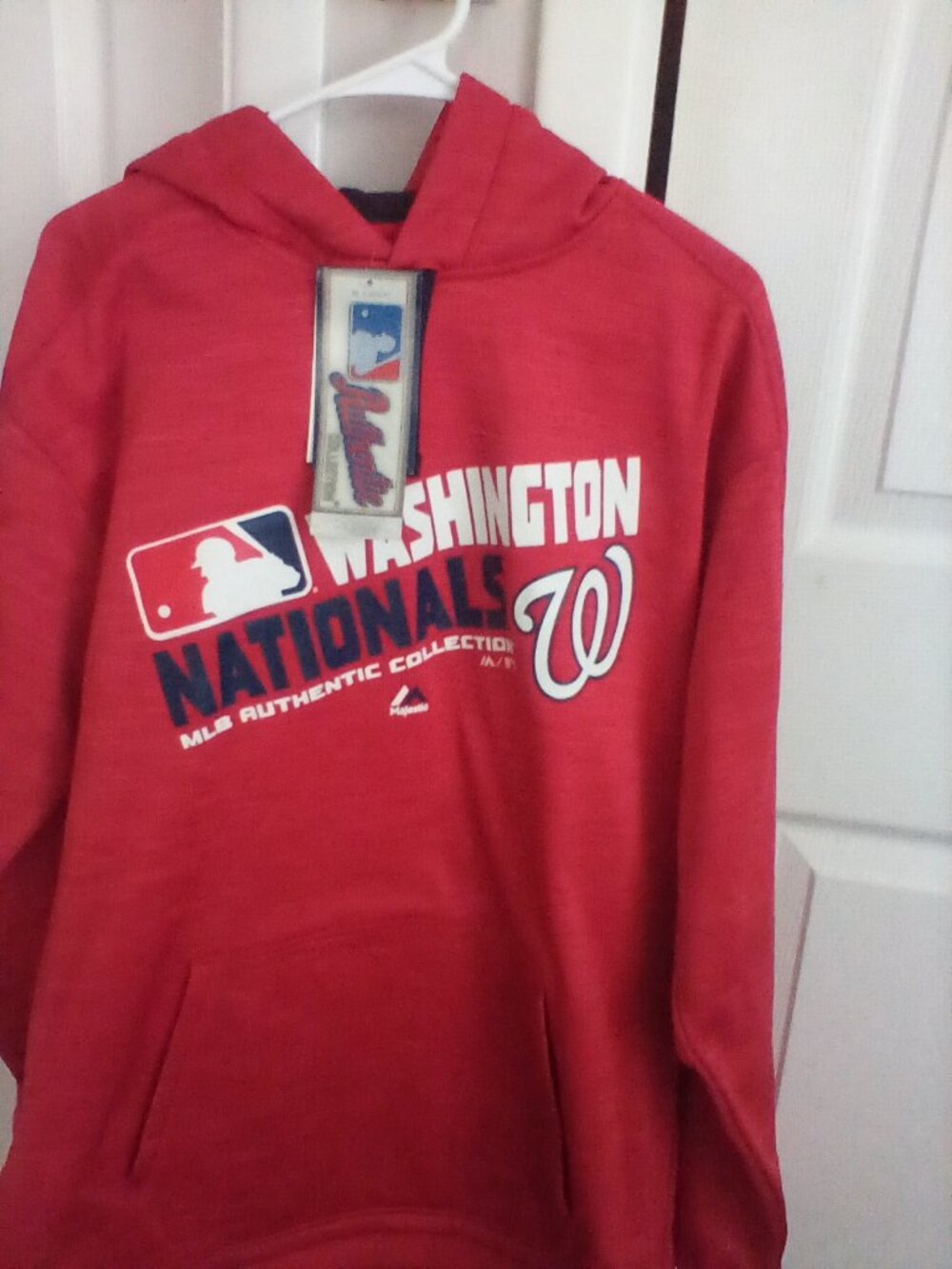 Mens NWT Majestic Washington Nationals Hoodie. Large